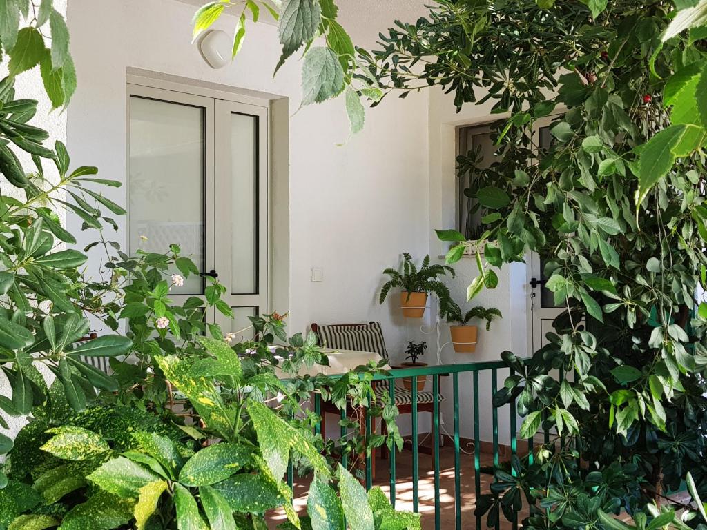 uma varanda com plantas, uma mesa e cadeiras em Room Tai - Spacious and Comfy with Private Terrace em Hvar