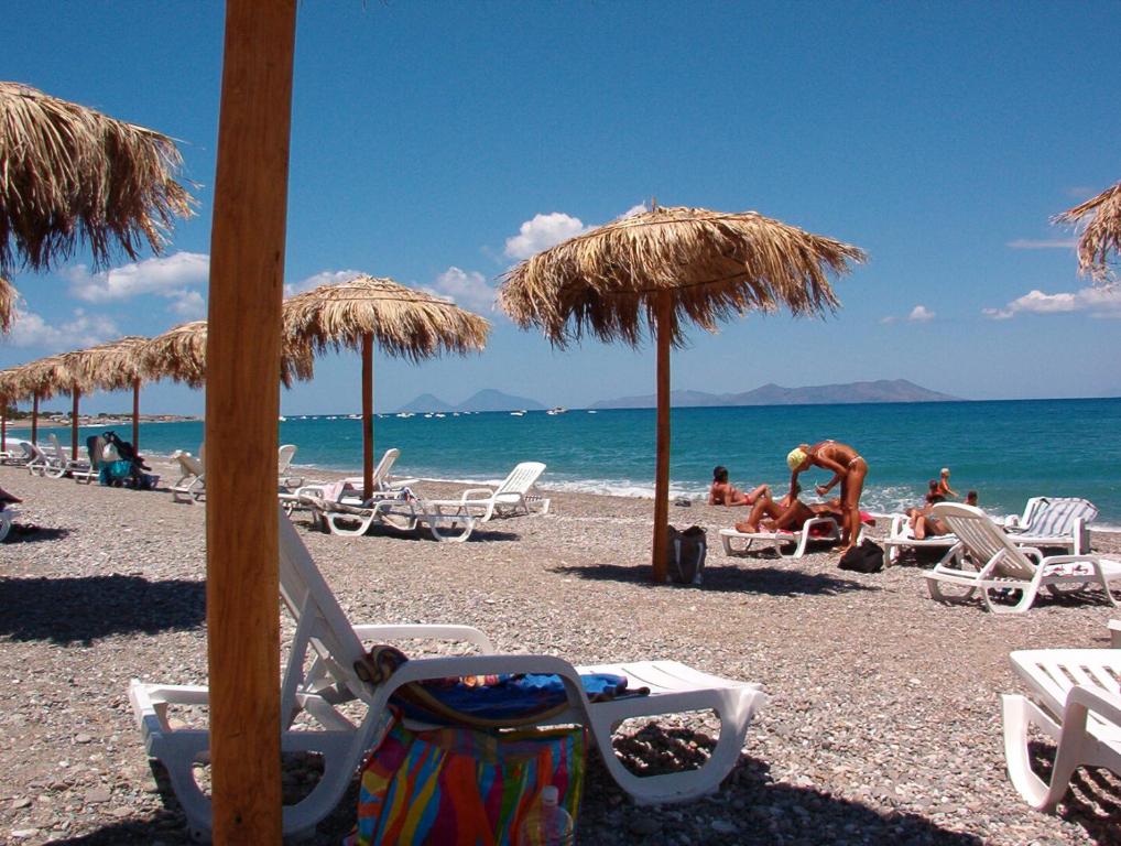 サン・ジョルジョにあるLe Palme Gardenの海の景色を望むビーチ(椅子、パラソル付)