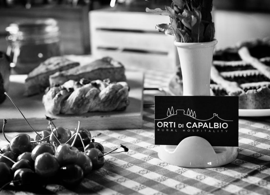 un panneau assis au-dessus d'une table avec de la nourriture dans l'établissement Orti di Capalbio, à Capalbio