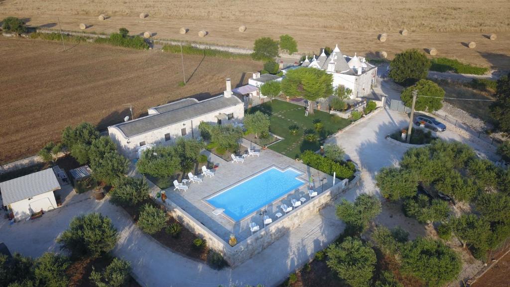 vista aerea su una tenuta con piscina di Trulli Dal Conte a Locorotondo