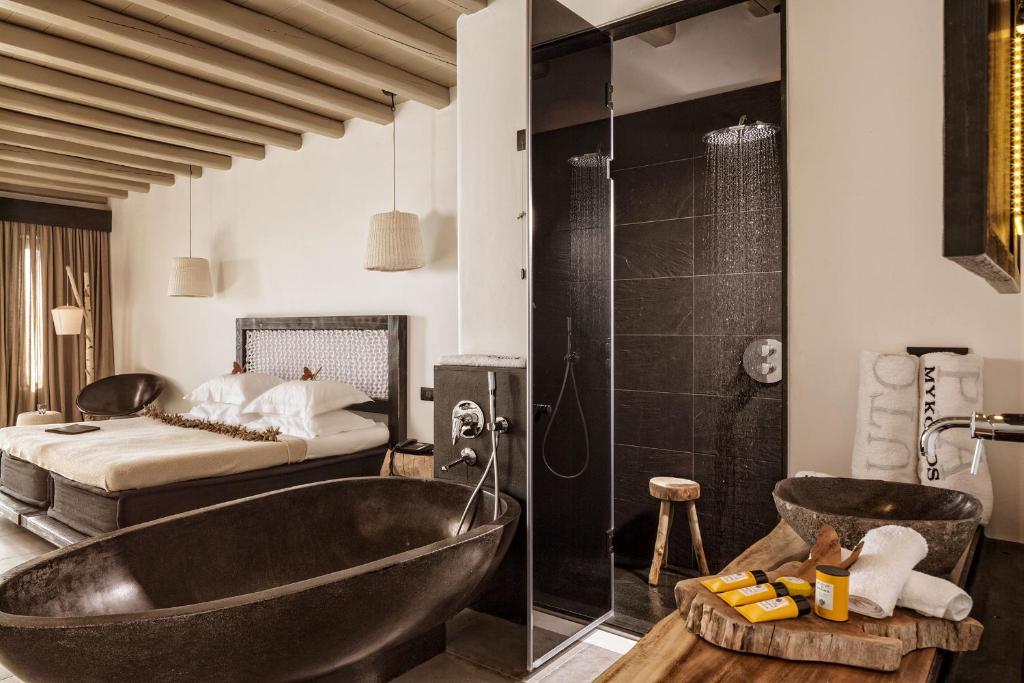 Postel nebo postele na pokoji v ubytování Myconian Utopia Relais & Chateaux