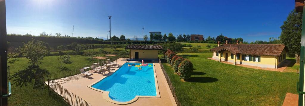 Vista sulla piscina di Le 16 Querce - Villa&House - Pool Park Garden - Monferrato o su una piscina nei dintorni