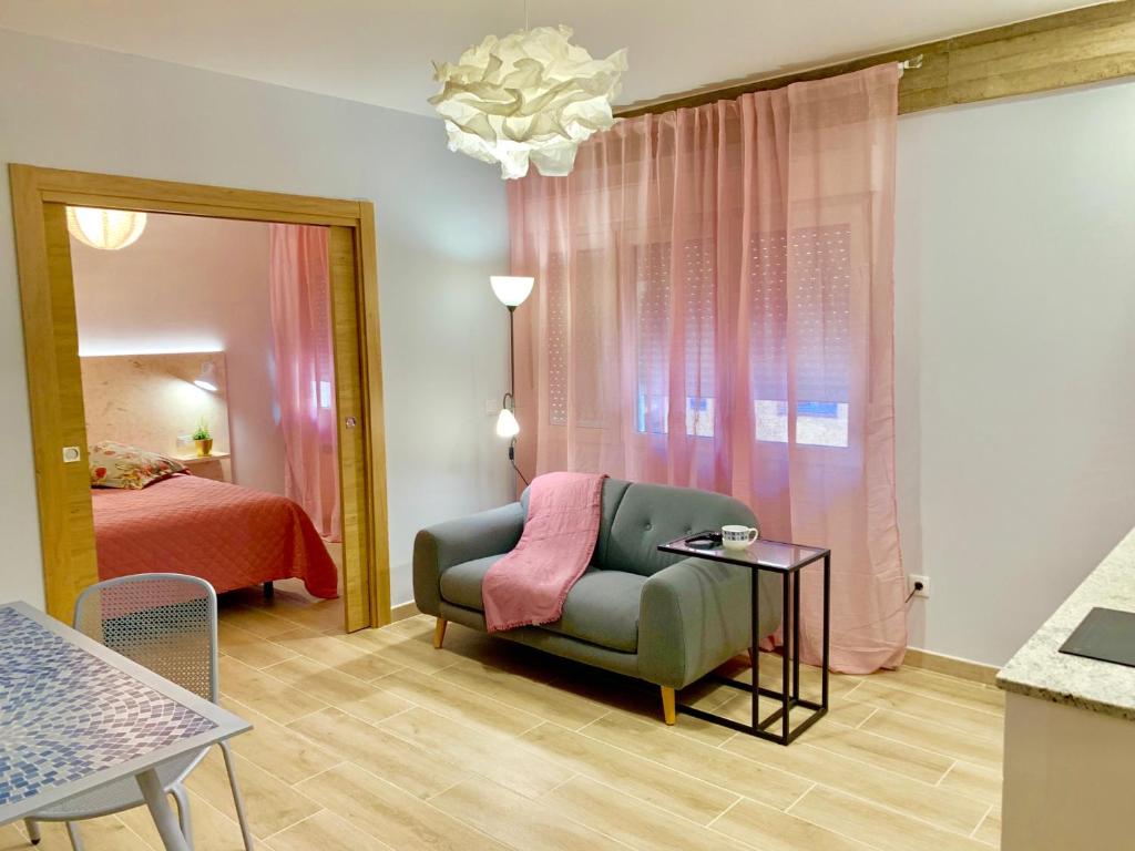 a living room with a chair and a bed at Garnica5 Suites in Torrelavega