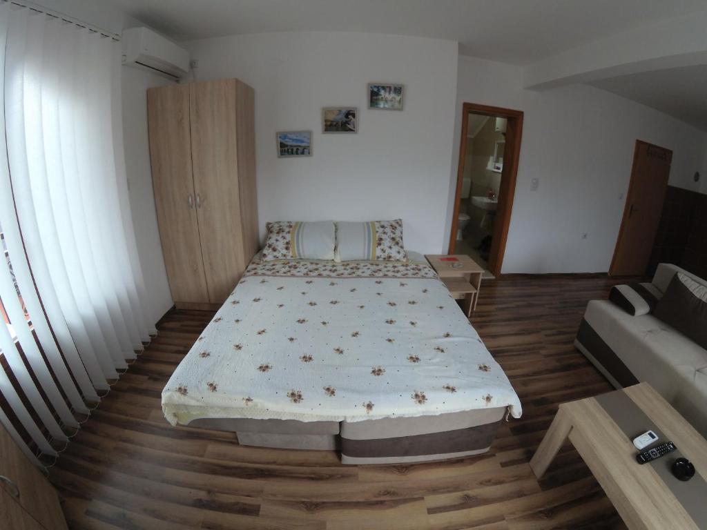 Postel nebo postele na pokoji v ubytování Apartment and rooms Konak