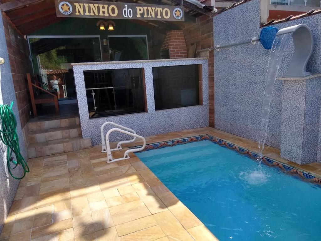 uma piscina com um chuveiro e uma fonte de água em Casa Piscina Azul em Paraty