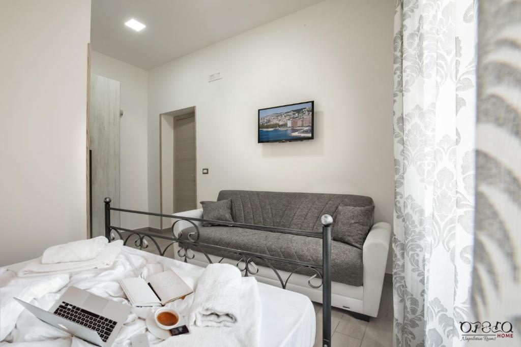 una camera da letto con un letto con un computer portatile sopra di Opera Home Principe Umberto a Napoli