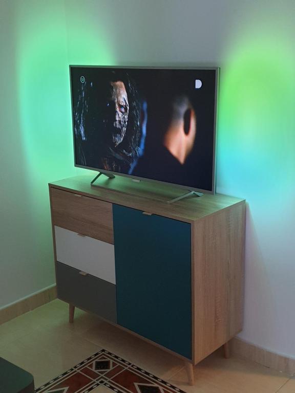 Televízia a/alebo spoločenská miestnosť v ubytovaní D&M APARTMAN 1