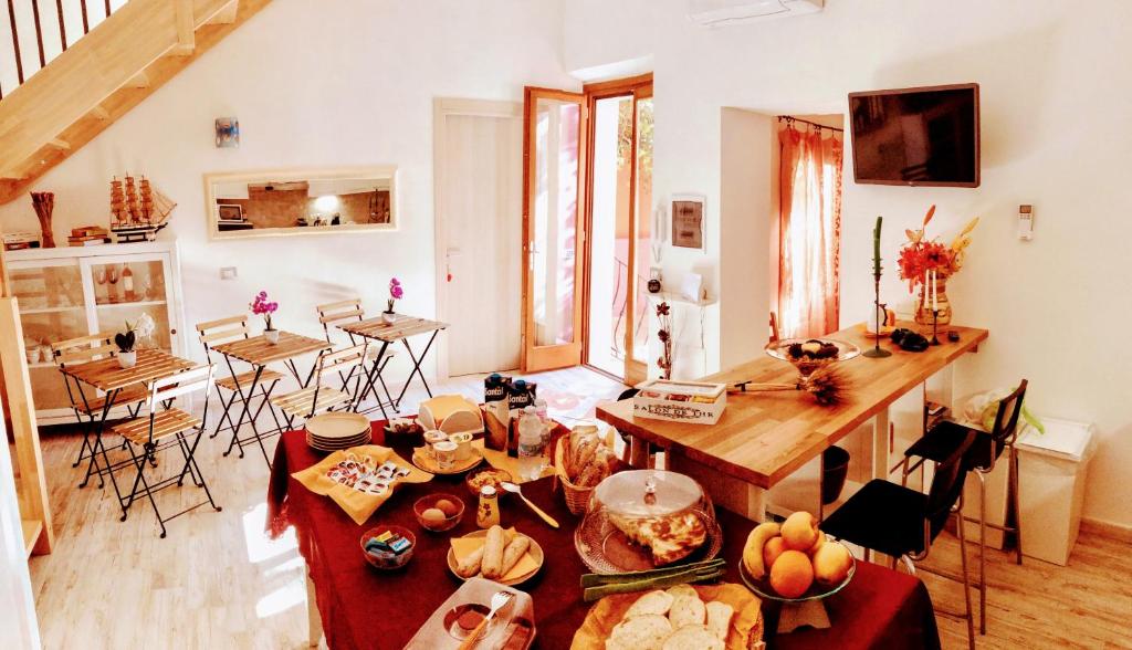 - un salon avec une table et de la nourriture dans l'établissement La Perla del Sud, à Teulada