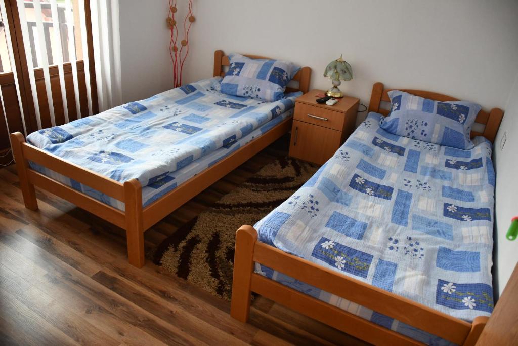 เตียงในห้องที่ Apartment and rooms Konak