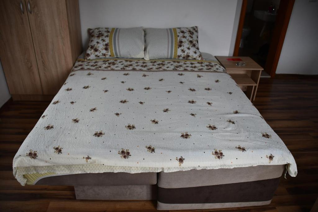 Postel nebo postele na pokoji v ubytování Apartment and rooms Konak