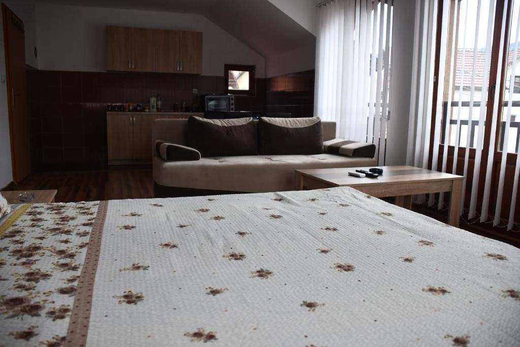 Postel nebo postele na pokoji v ubytování Apartment and rooms Konak