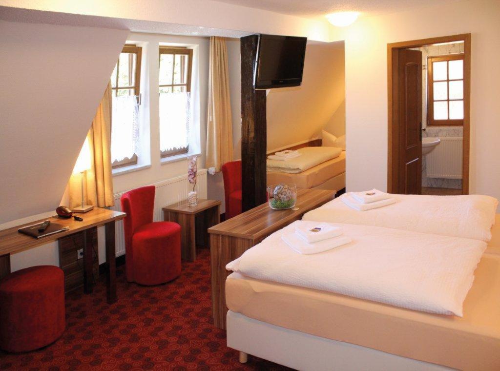 Postel nebo postele na pokoji v ubytování Hotel Goldener Hirsch