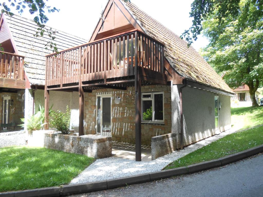 een huis met een terras aan de zijkant bij 12 Valley Lodge in Gunnislake