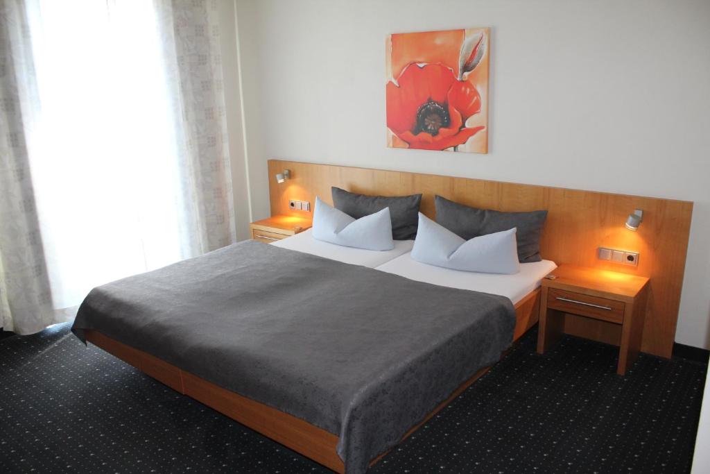 Postel nebo postele na pokoji v ubytování Hotel Goldener Hirsch