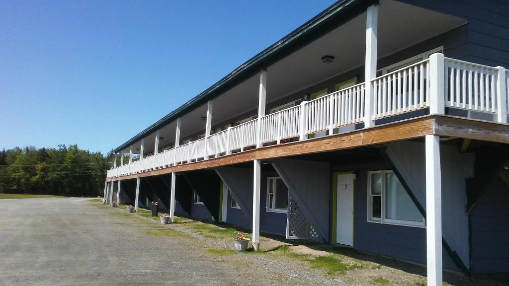 con balcone e vista laterale su un edificio. di Leisure Life a Greenville