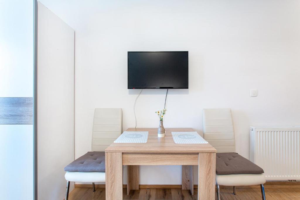 TV a/nebo společenská místnost v ubytování Apartments Roberta