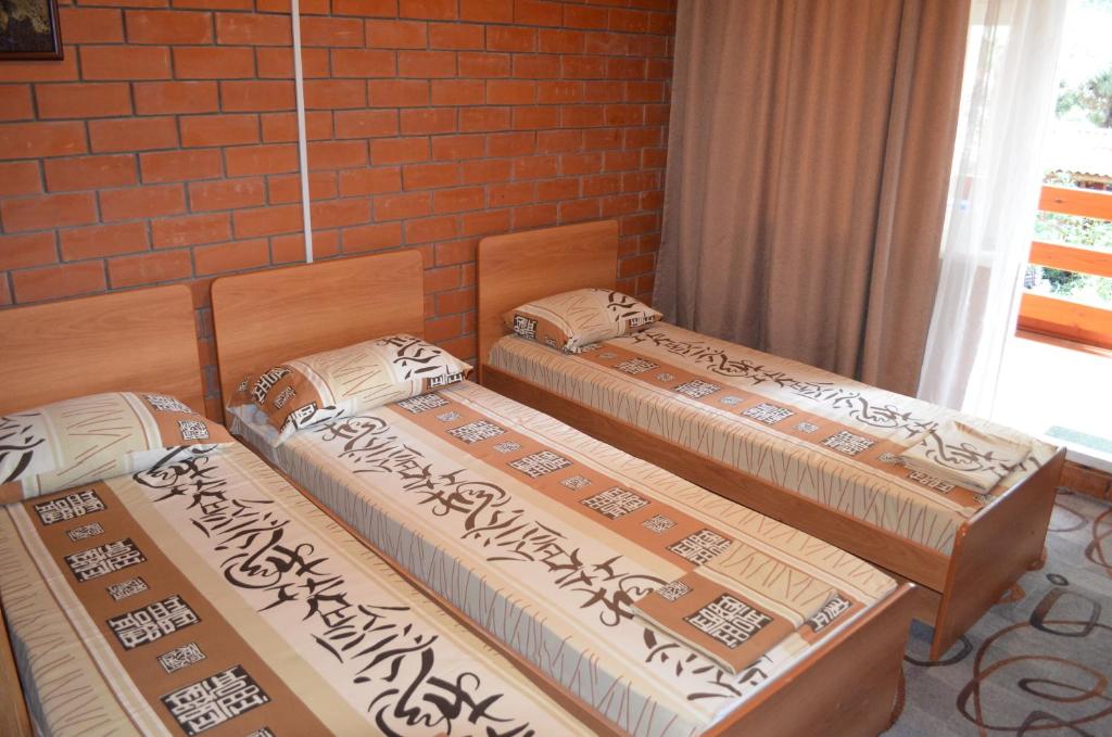 Ένα ή περισσότερα κρεβάτια σε δωμάτιο στο Сосновый двор