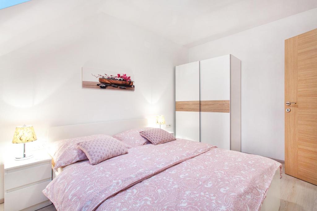 Postel nebo postele na pokoji v ubytování Apartments Roberta