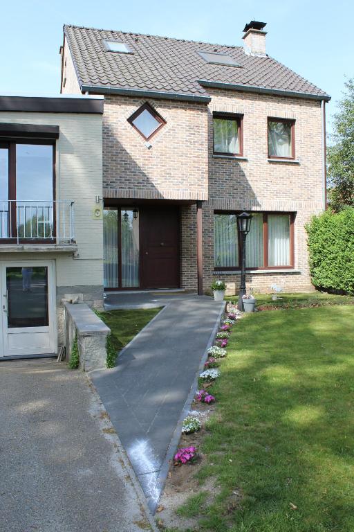 een huis met een loopbrug voor een tuin bij CASA Victoria in Kuringen