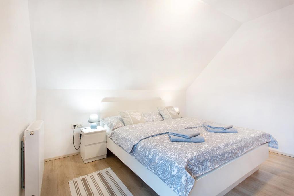 Postel nebo postele na pokoji v ubytování Apartments Roberta