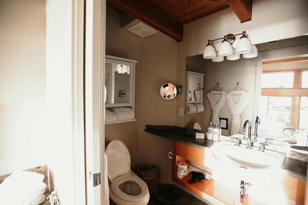 La salle de bains est pourvue d'un lavabo et de toilettes. dans l'établissement Pacific Sands Beach Resort, à Tofino