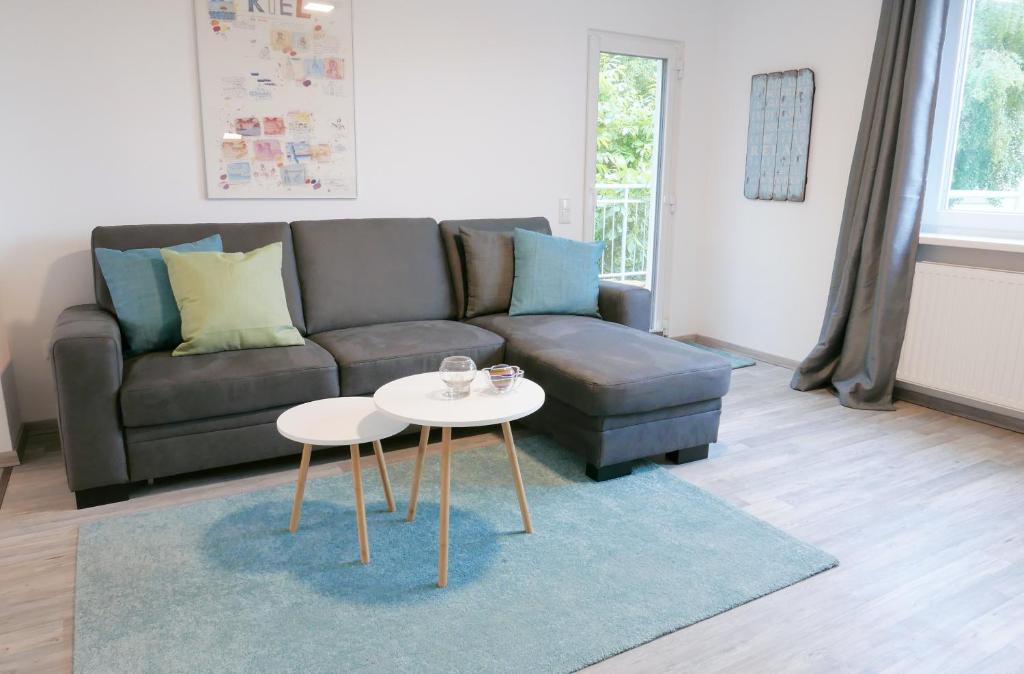 uma sala de estar com um sofá e uma mesa em Deck 2 Laboe Ostsee em Laboe