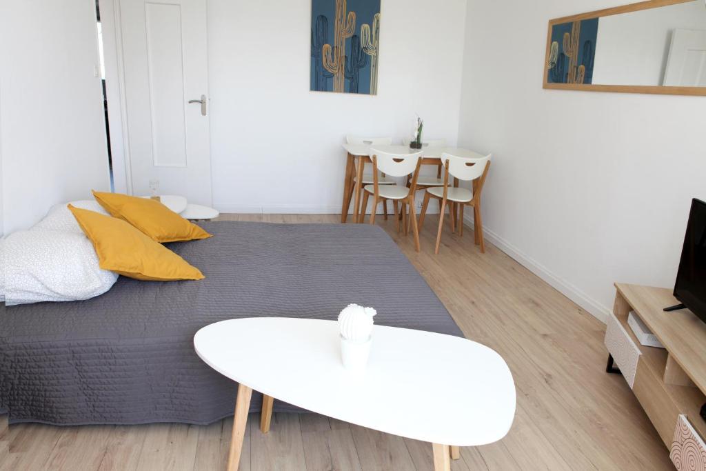 a room with a bed with a surfboard on it at Résidence La Corvette in Toulon