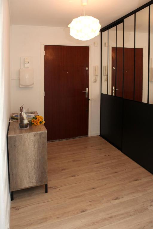 a hallway with a desk and a door in a room at Résidence La Corvette in Toulon