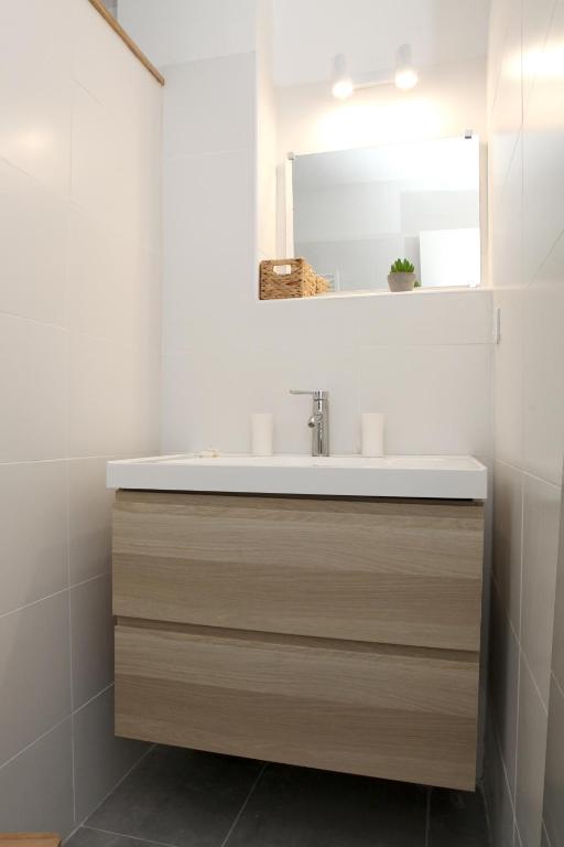 a bathroom with a sink and a mirror at Résidence La Corvette in Toulon