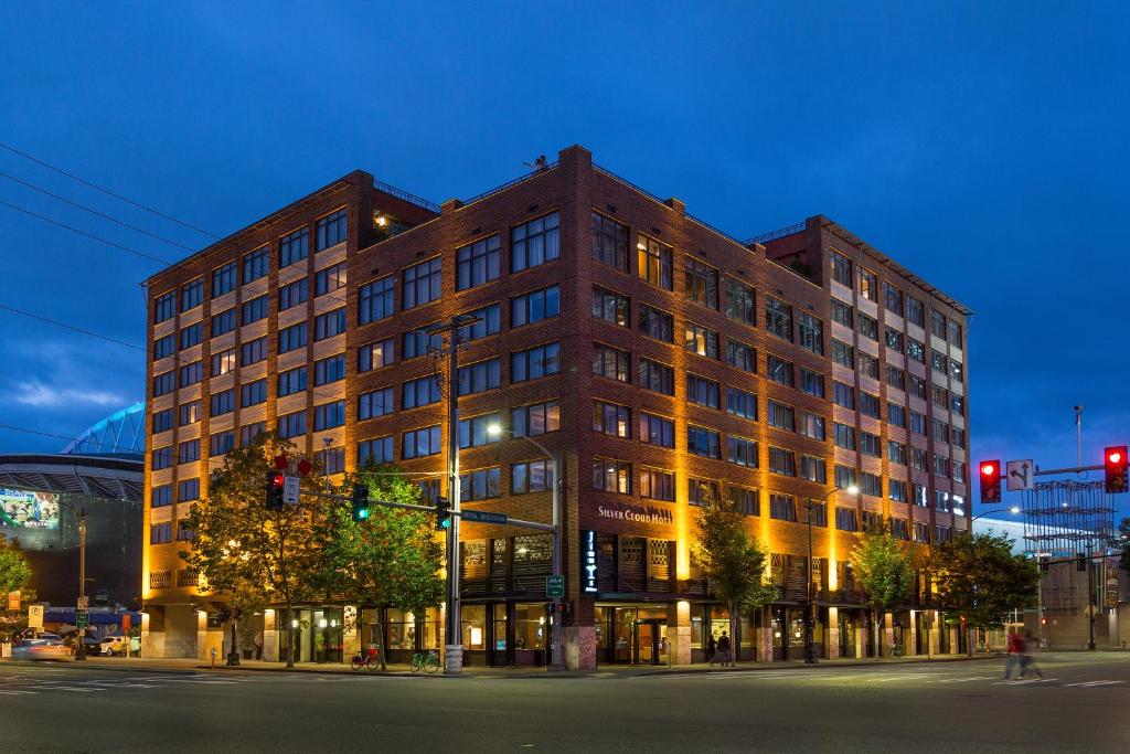 duży ceglany budynek na ulicy miejskiej w nocy w obiekcie Silver Cloud Hotel - Seattle Stadium w mieście Seattle