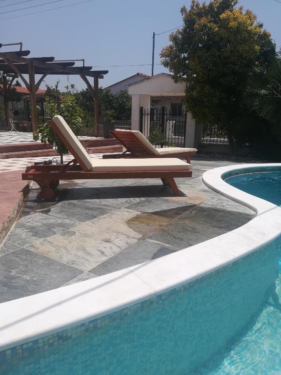 Bazén v ubytování Rural villa Private pool, BBQ, court ,20' airport nebo v jeho okolí