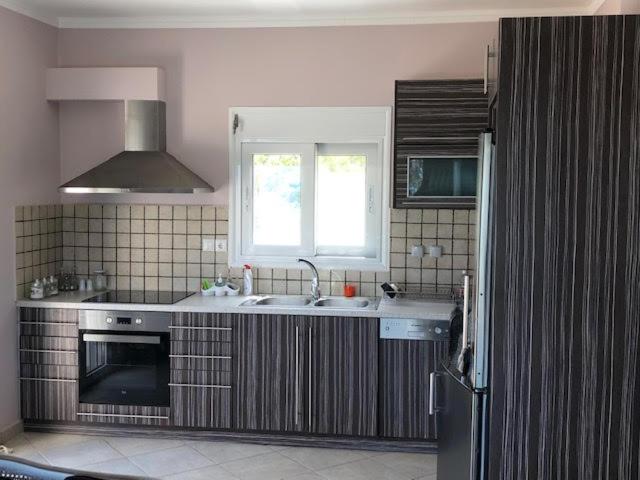 Kuchyňa alebo kuchynka v ubytovaní Villa Farran 2