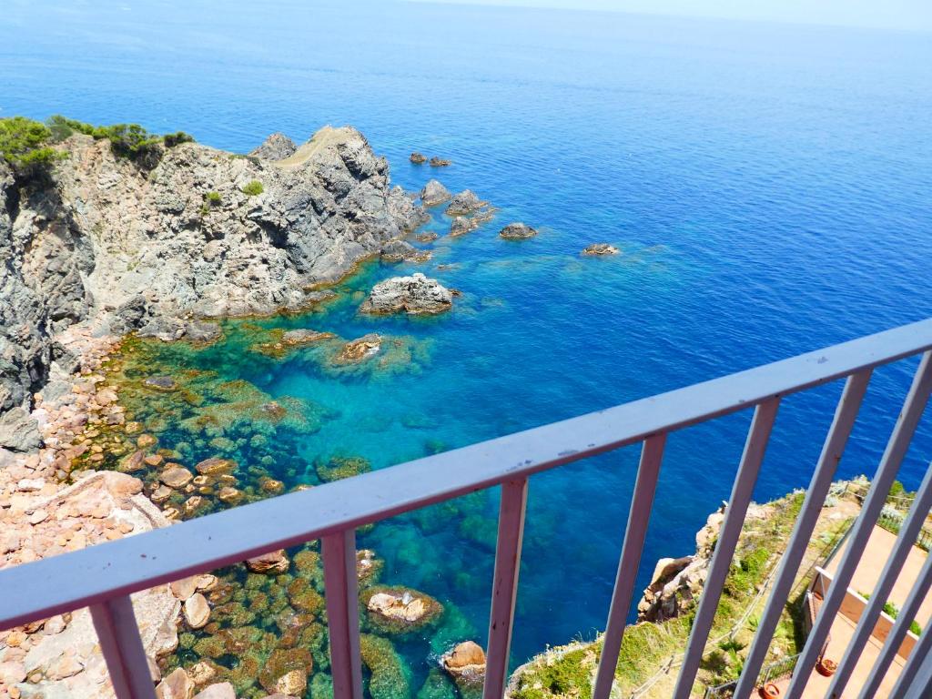 uma vista para o oceano a partir de uma varanda em Cap Sa Sal - Sa Roca 2 em Begur
