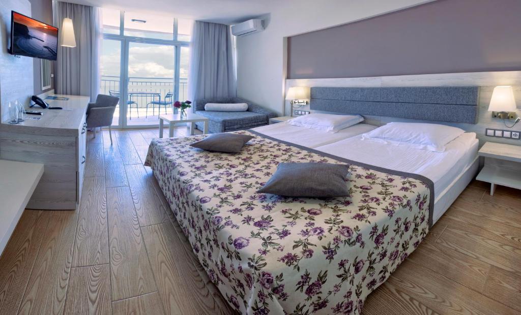 Deluxe Sea View Room with Balcony and Free Beach
