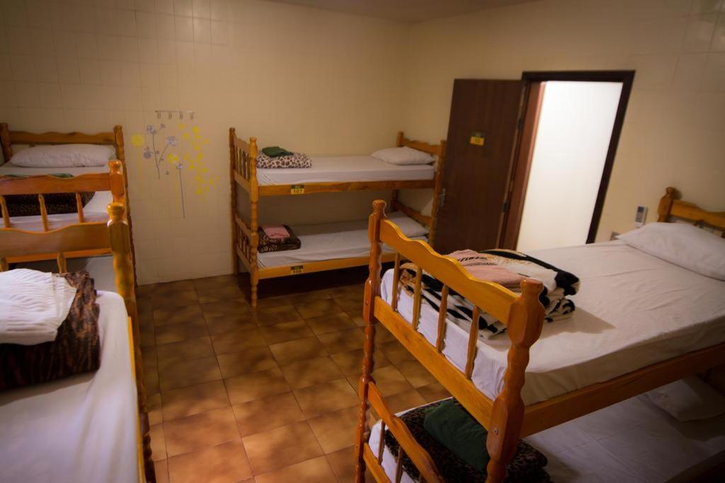 Postel nebo postele na pokoji v ubytování IguassuEcoHostel - Eco Suítes - Hostel mais próximo das Cataratas