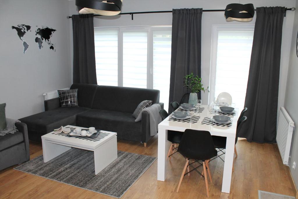 ein Wohnzimmer mit einem Sofa und einem Tisch in der Unterkunft Dream Apartment in Karpacz