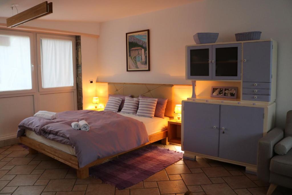 1 dormitorio con 1 cama y TV. en IL LILLA, en Ankaran