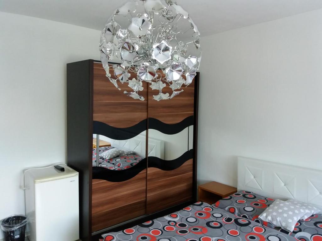 um lustre pendurado sobre uma cama num quarto em Privat u Damiana em Veľký Slavkov
