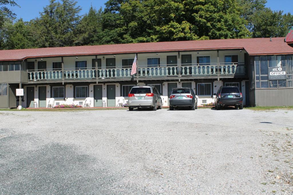 a group of cars parked in front of a building at Happy Bear Motel in Killington