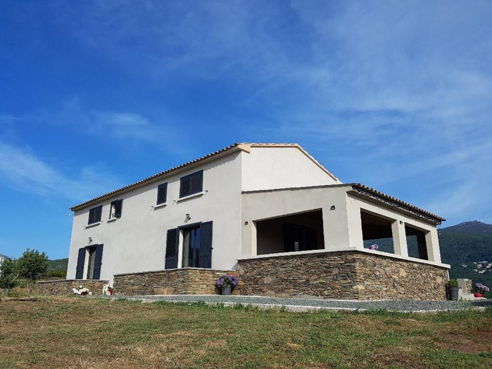 ein weißes Haus auf einem Hügel in der Unterkunft Entre mer et montagne, en plein maquis in Vallecalle