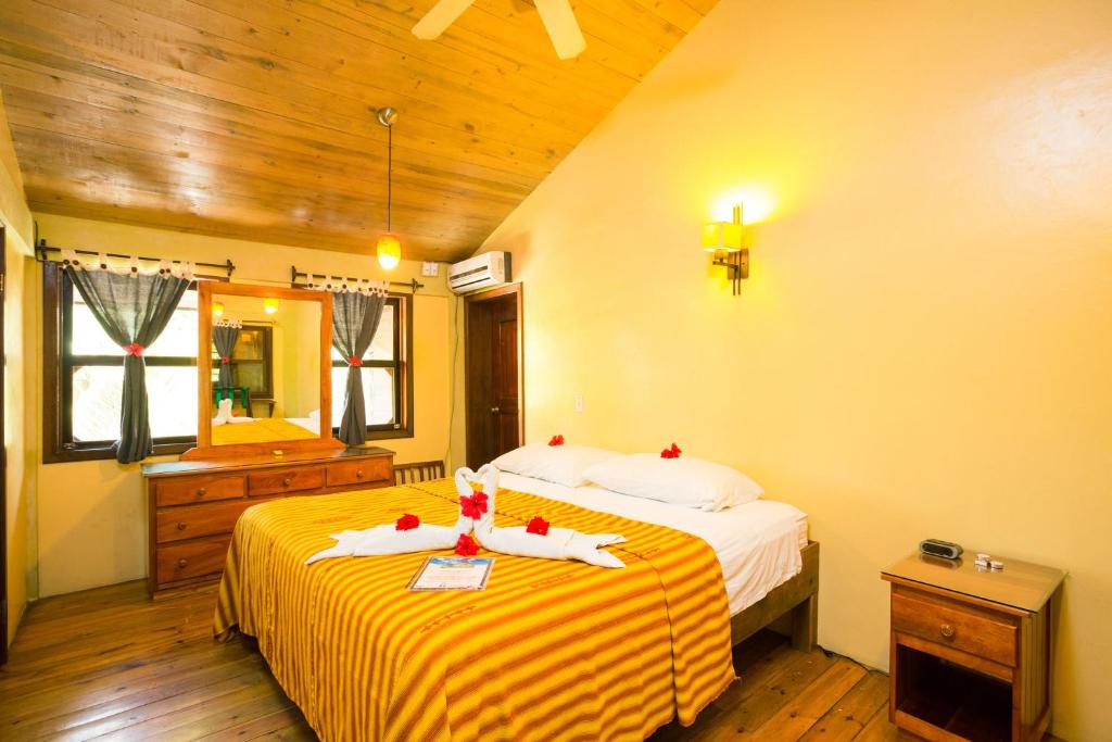 Postel nebo postele na pokoji v ubytování Bananarama Dive & Beach Resort