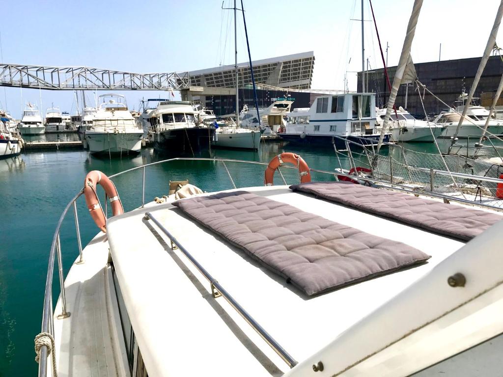 un bateau est amarré dans un port avec des bateaux dans l'établissement Boat Yacht Barcelona, à Barcelone
