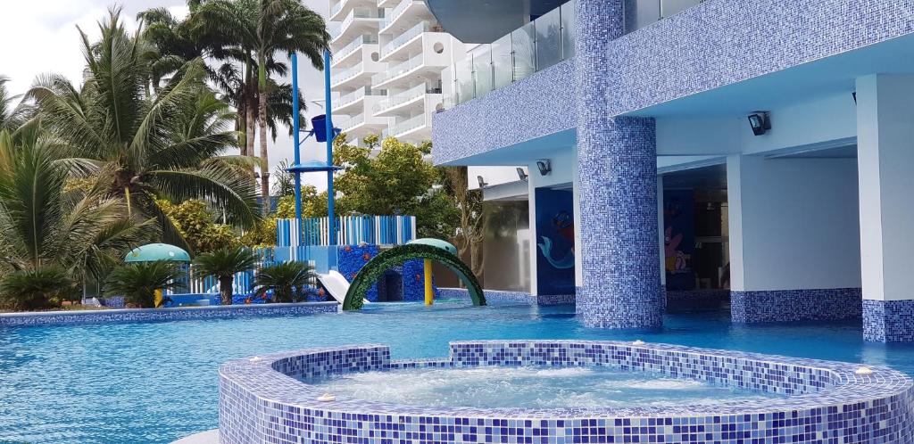 einen Pool in einem Resort mit einem Wasserpark in der Unterkunft Grand Diamond con Vista al Mar in Tonsupa