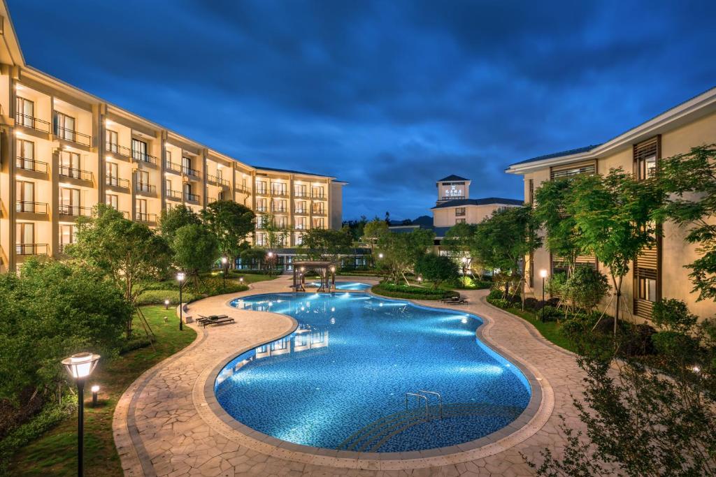 C&D Resort,Wuyi Mountain tesisinde veya buraya yakın yüzme havuzu