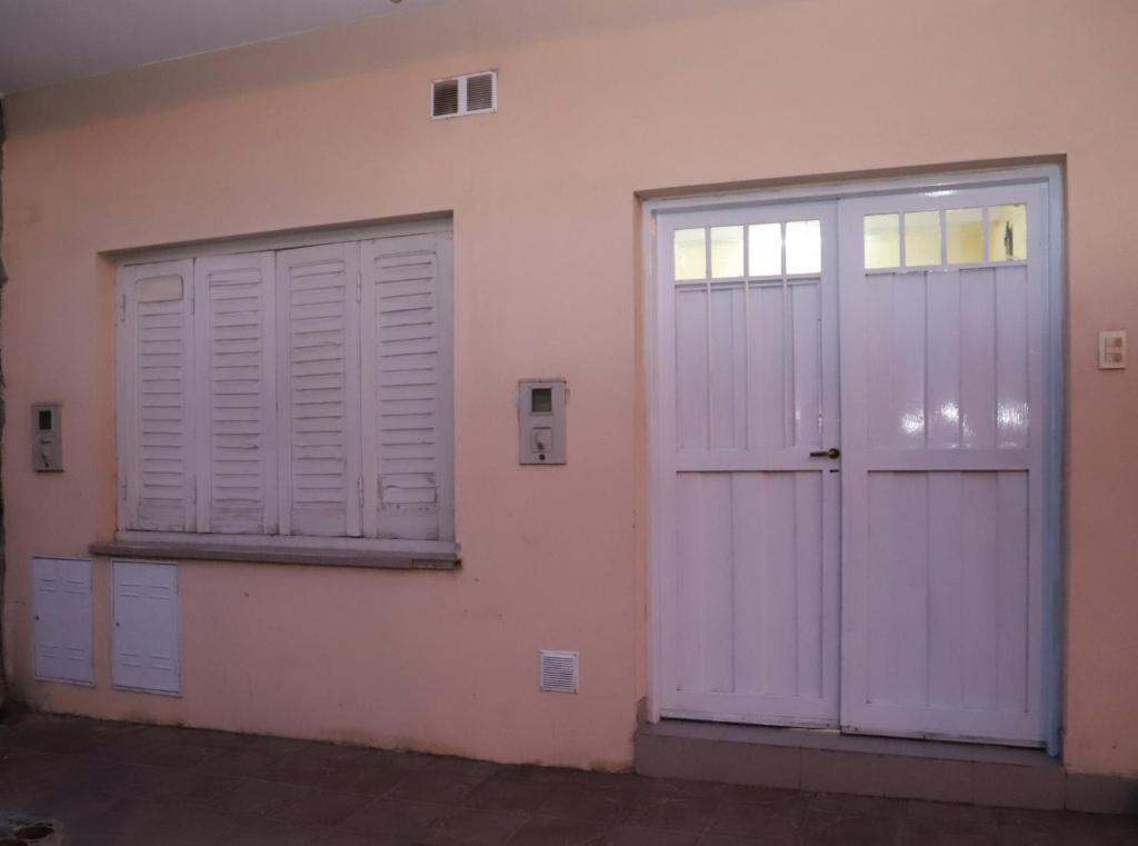twee deuren van een gebouw naast elkaar bij Lo de Margarita in San Salvador de Jujuy