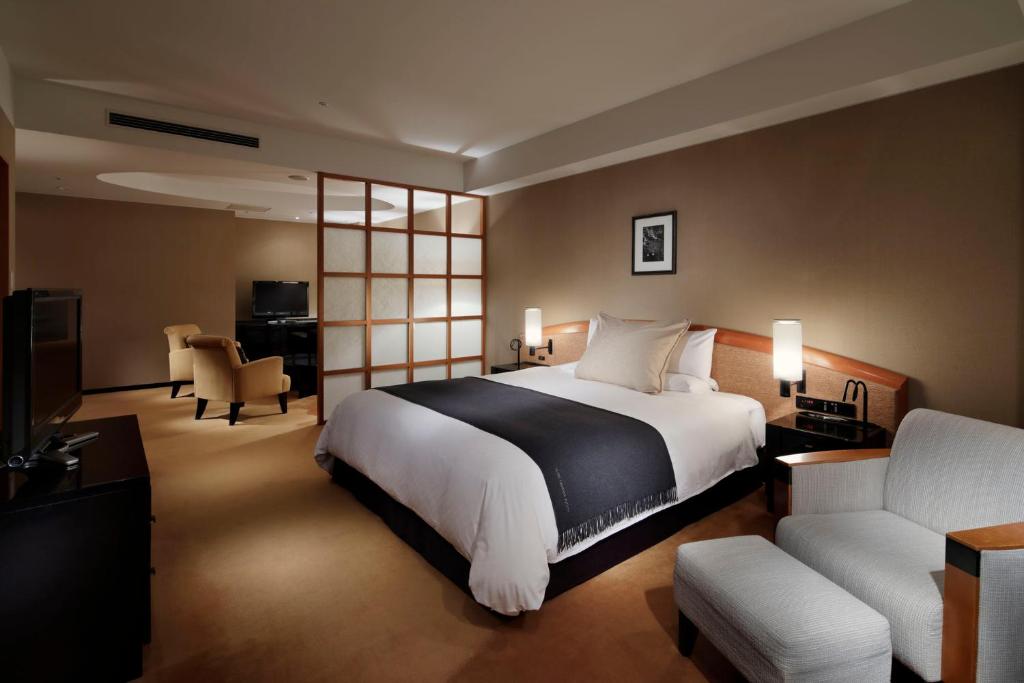 Postel nebo postele na pokoji v ubytování Hotel Granvia Kyoto