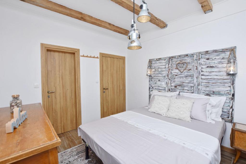 Postel nebo postele na pokoji v ubytování Rooms Sveti Toma