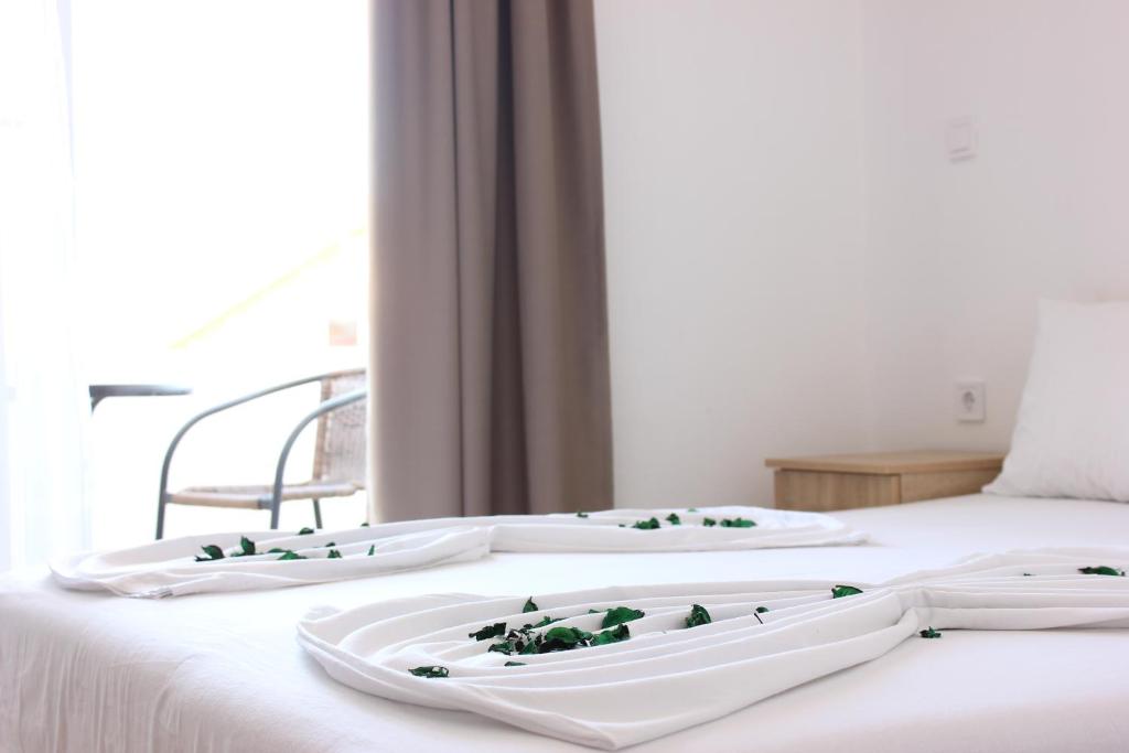 twee witte containers op een bed bij Presheva Rooms in Ulcinj