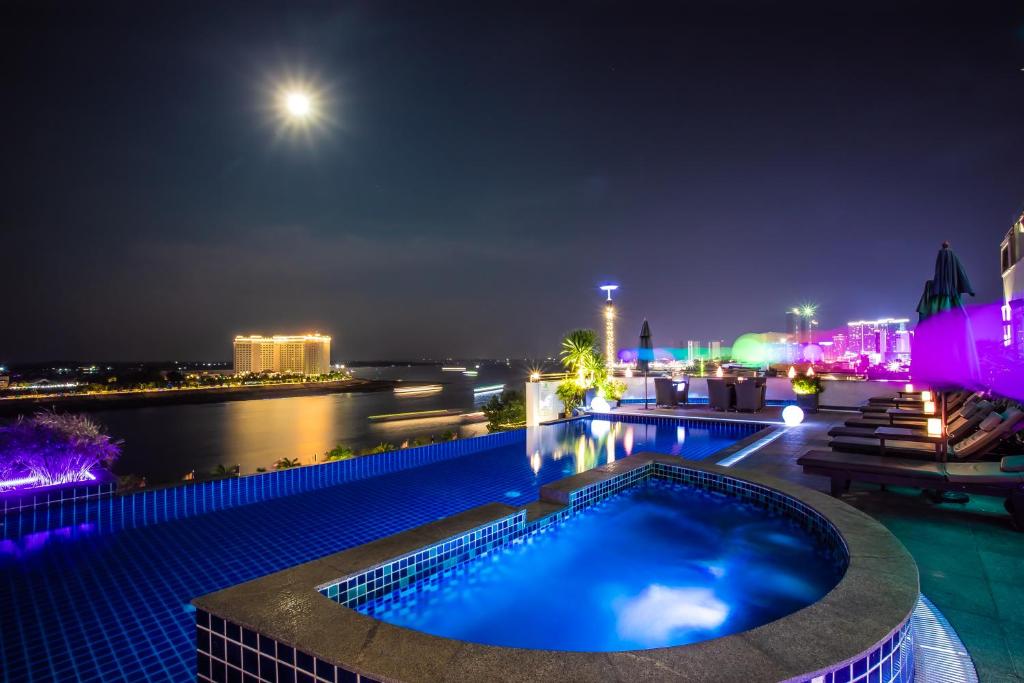 Bazén v ubytování Harmony Phnom Penh Hotel nebo v jeho okolí