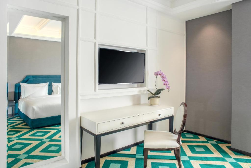 TV a/nebo společenská místnost v ubytování Hotel Des Indes Menteng